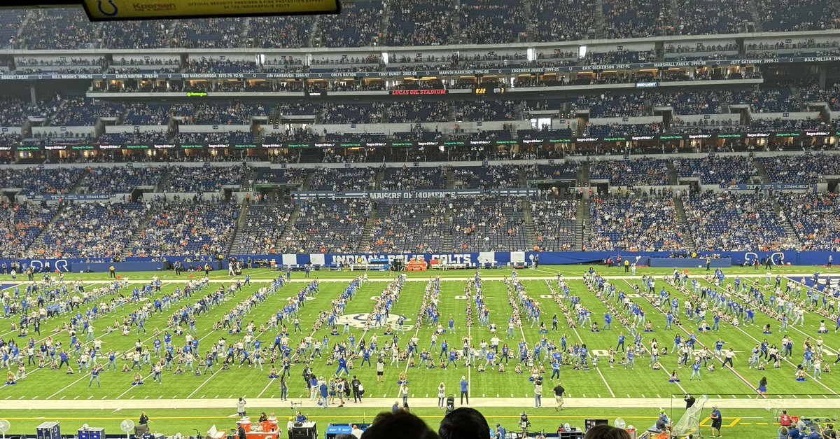 JimIrsay's tweet photo. Nice crowd today for the Sunday matinee.  Jr. Cheerleader extravaganza at halftime🙂 https://t.co/2PFYCMBxhV