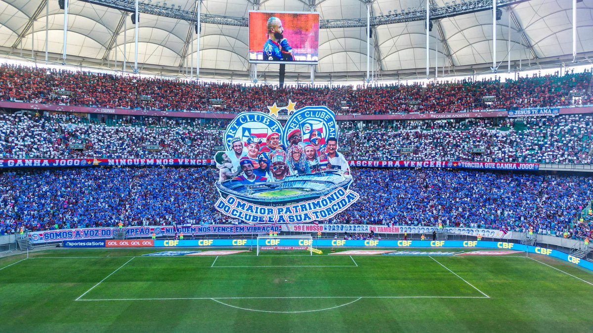 cavalinhobahiia's tweet photo. Vc pode não gostar, vc pode ser contra (o que é normal), mas HOJE a Bamor fez algo FANTÁSTICO na Fonte Nova. 

“O vínculo entre um torcedor e seu clube do coração é algo profundo e quase inexplicável. Não se trata apenas de seguir um time, mas de viver intensamente cada momento, seja ele de alegria ou de tristeza. Desde o grito de gol até as lágrimas de uma derrota dolorosa, o torcedor se vê refletido nas cores e no emblema que escolheu defender. Essa relação transcende o campo, tornando-se parte da identidade e das histórias pessoais de cada um.”

A @BamorNovaEra está de PARABÉNS pelo que fez antes, durante e dps do jogo. Sensacional esse mosaico 3D representando nosso povo e nossa torcida.