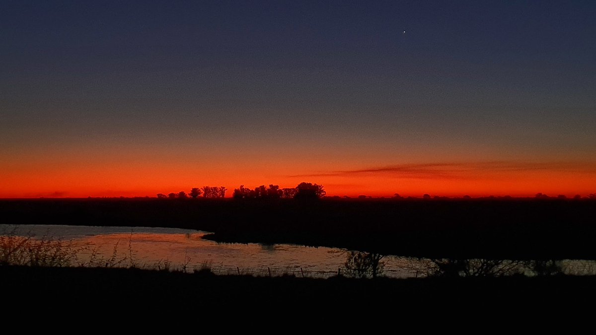 👉🏻 hoy Corrientes nos regaló este hermoso atardecer 🌅 ¿Lo viste? 

"Ese encantó de mi tierra
que la hace lucir tan bien
es lo que afirma mi aserto:
Corrientes tiene payé" 🐊

📜 Fragmento del poema "Corrientes tiene payé" de Osvaldo Sosa Cordero.