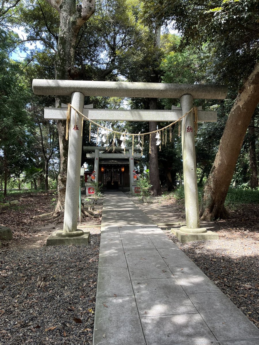 東国三社
息栖神社
鳥居をくぐってすぐのところにあるお稲荷様には、黒アゲハにご案内いただきました。
