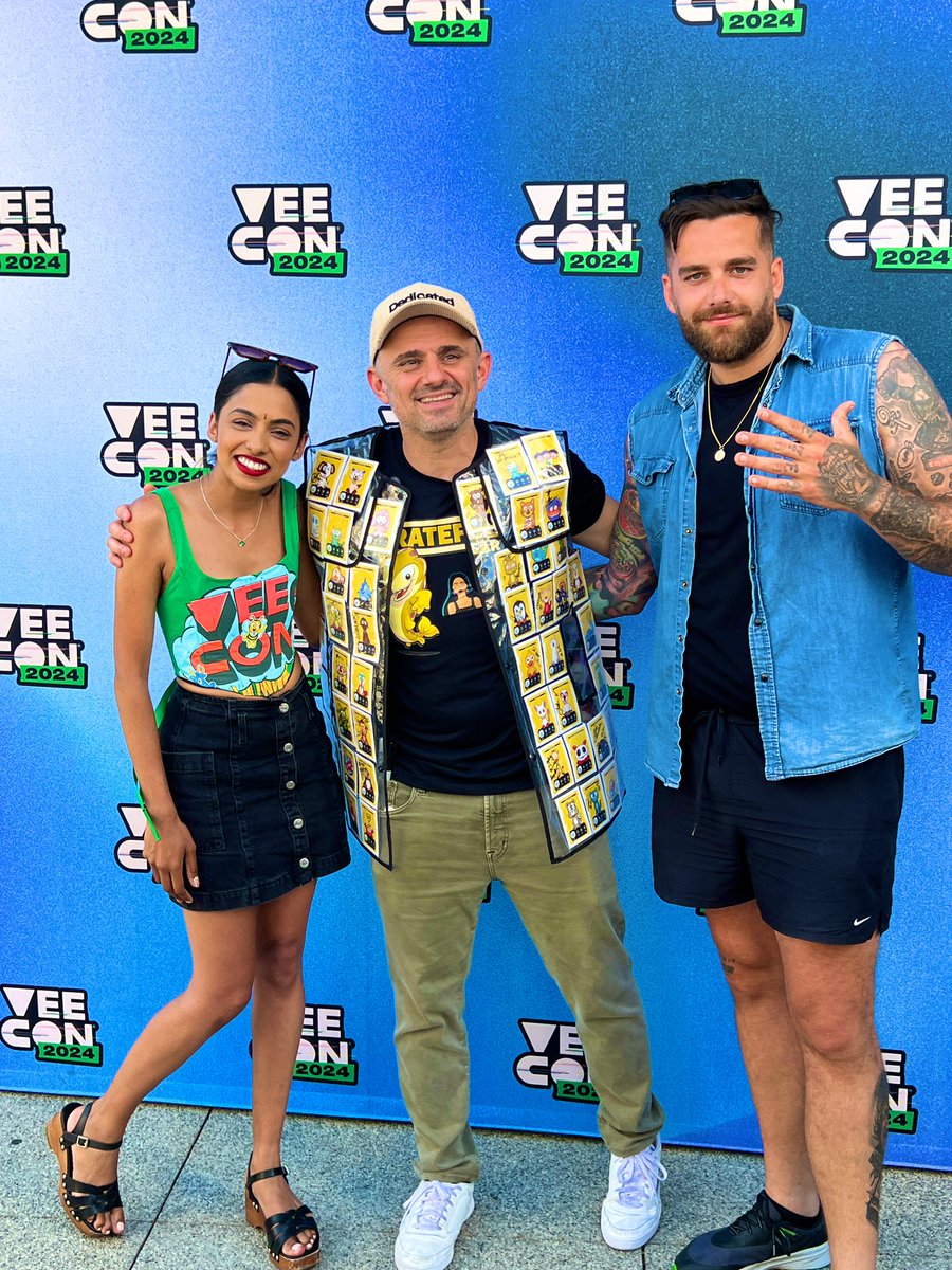 Fast forward 1.5 years after I met <a href="/themayap/">Maya</a> at a <a href="/garyvee/">Gary Vaynerchuk</a> London #vfukers event  🇬🇧 now in LA 🇺🇸 at <a href="/veecon/">VeeCon</a> and I get to witness 1st hand <a href="/garyvee/">Gary Vaynerchuk</a> wearing her creation ❤️ - #proud #loveyou #support <a href="/veefriends/">VeeFriends</a>