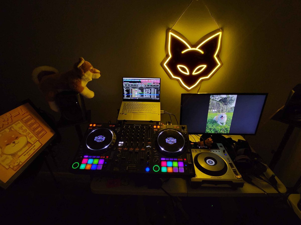 OyeM8 (gun) (@imagunnervii) on Twitter photo Look at this dope update on my dj setup!
ft. <a href="/FClassMerch/">F-Class Merch โ Y2S1</a>'s 'Team Fox' LED sign. Look at this dope update on my dj setup!
ft. <a href="/FClassMerch/">F-Class Merch โ Y2S1</a>'s 'Team Fox' LED sign.