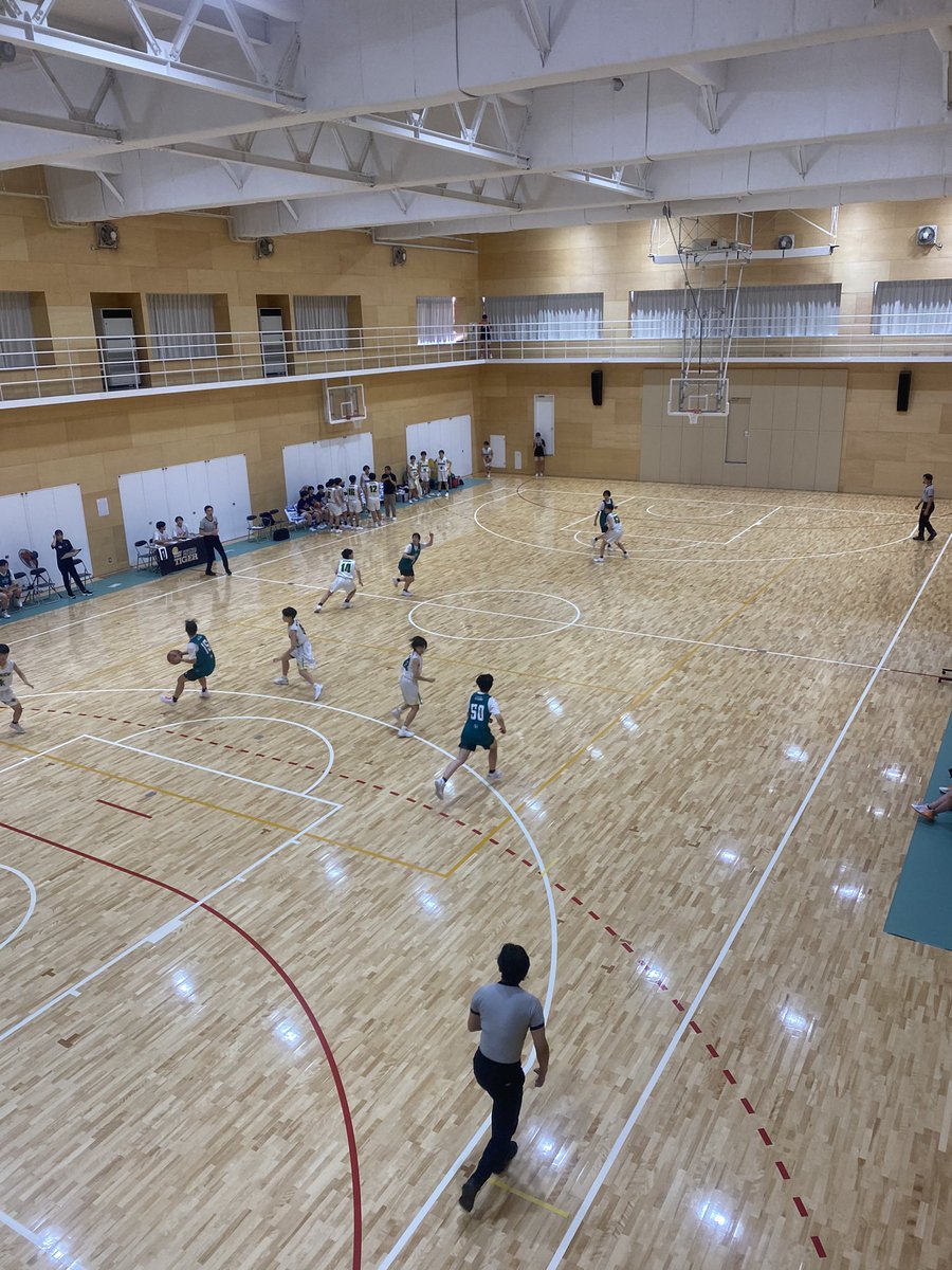 RefeTsuyo's tweet photo. 昨日は高校生のCUP戦を吹かせてもらいました。IH出場4校、府県ベスト4  4校のハイレベルのCUP戦。上級の方にアドバイスもいただき良い経験になりました。
リバウンド争いが激しくてシュート後のポジショニングに気をつかいました。
#バスケレフェリー https://t.co/PrMtGiLDW7