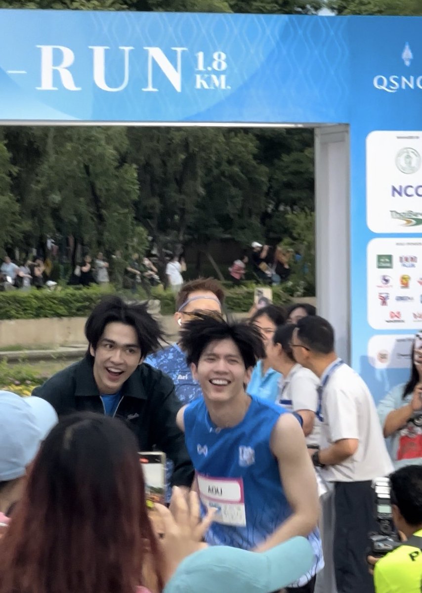 crushonboosk's tweet photo. เออก็จับมือเข้าเส้นชัยไปด้วยกันเลยดิ้😆

AouBoom RUNFORMOM

#12AugustHalfMarathon 
#อู๋บูม #aou_tnbknr #besevboom https://t.co/ygd5rOKhWy