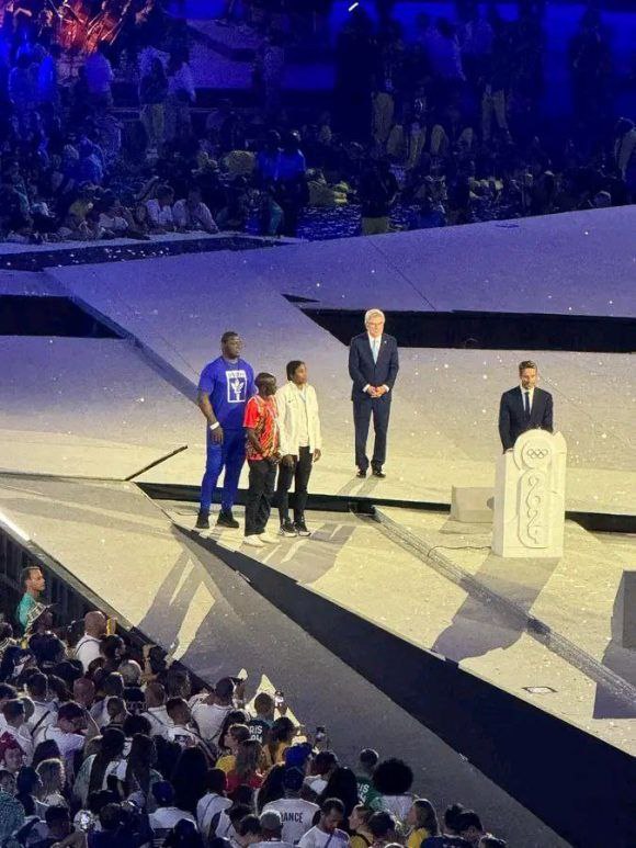 🇨🇺🤼Mijaín representa a América en la ceremonia de clausura

Cuanto orgullo. Un cubano en representación de América en la ceremonia de clausura de #París2024  

Ahí está MIJAIN LÓPEZ NUÑEZ! El mundo del olimpismo le hace reverencia a su primer pentacampeón 

Grande #Cuba