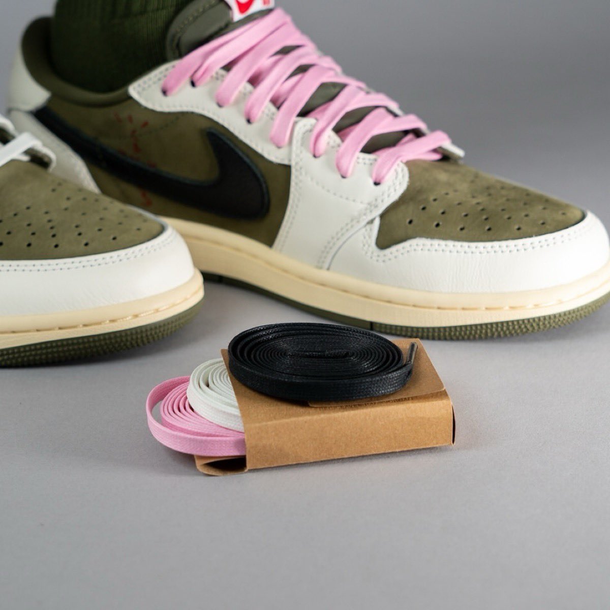 Travis Scott × Nike Air Jordan 1 Low OG SP “Reverse Olive”が現地