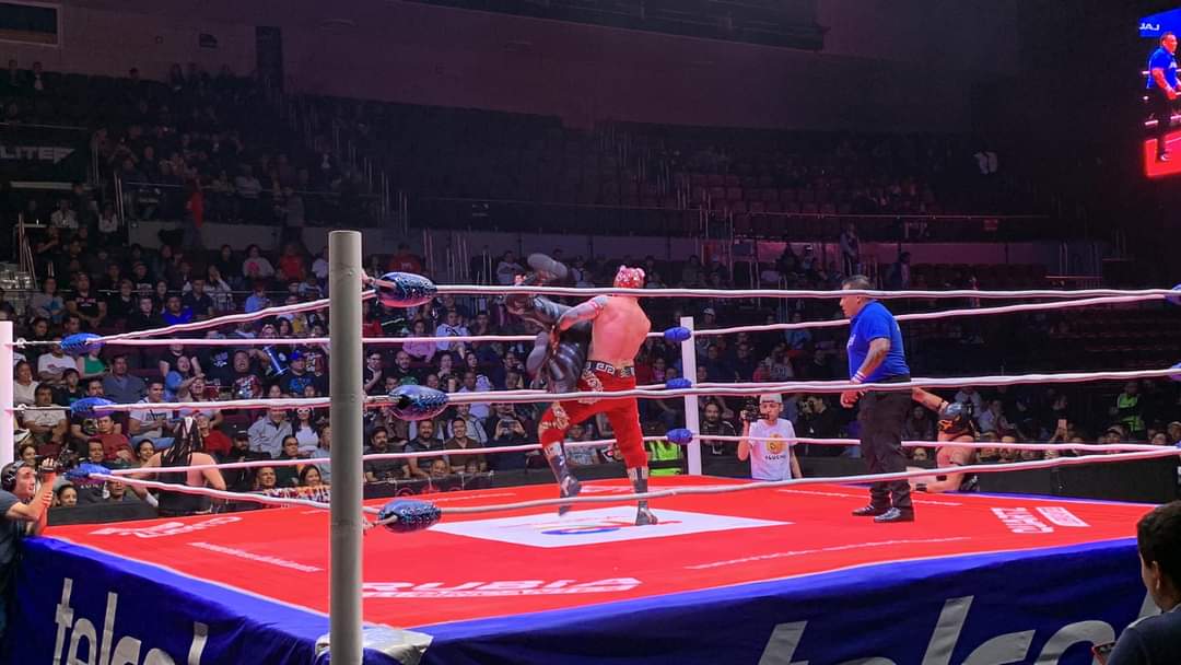 LaTijeraLucha's tweet image. Los #Rebeldes #Forneo y #ToritoNegroJr se llevan la lucha de regalo en el #FrontónMexico en la segunda presentación del regreso de #LuchaLibreElite, derrotando a #Mexica y #Olmeca en un candente duelo de relevos sencillos...
#latijeraluchalibre