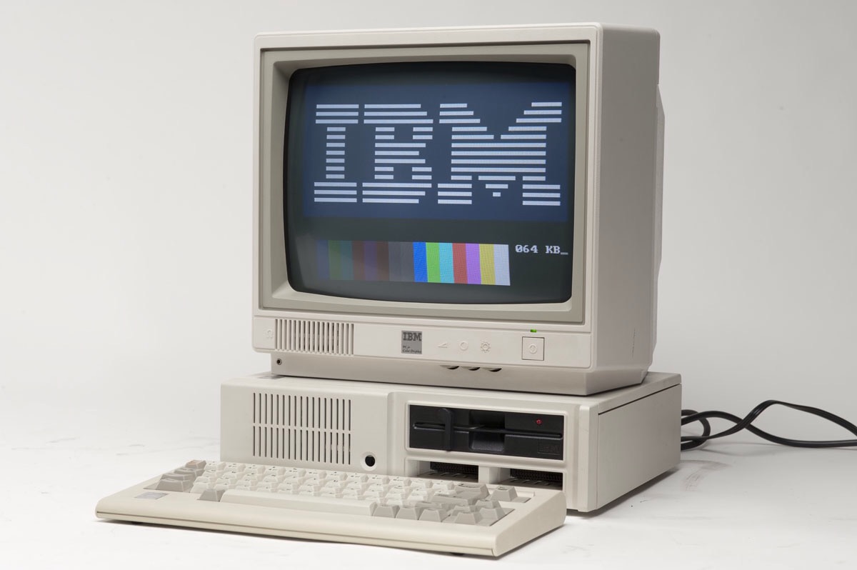EspaceFrancais's tweet image. #12août 1981 : Présentation de l’IBM PC, 1er ordinateur personnel, à partir de 1981 à plusieurs millions d'exemplaires par IBM.
👉 Dans la salle informatique espacefrancais.com/dans-la-salle-…
#IBMPC #IBM #Ordinateur #Informatique #PC