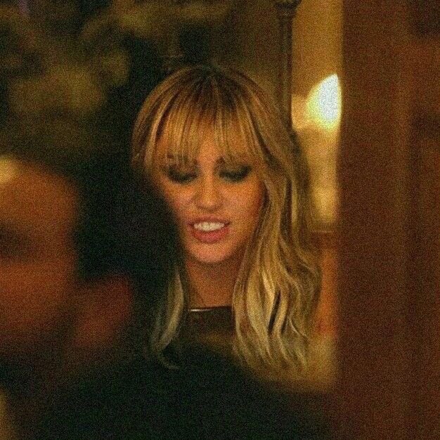 MileyOnStats's tweet photo. 🚨Miley Cyrus is OFFICIALLY BLONDE for the DISNEY LEGENDS ceremony TONIGHT! https://t.co/72N4X43xRY