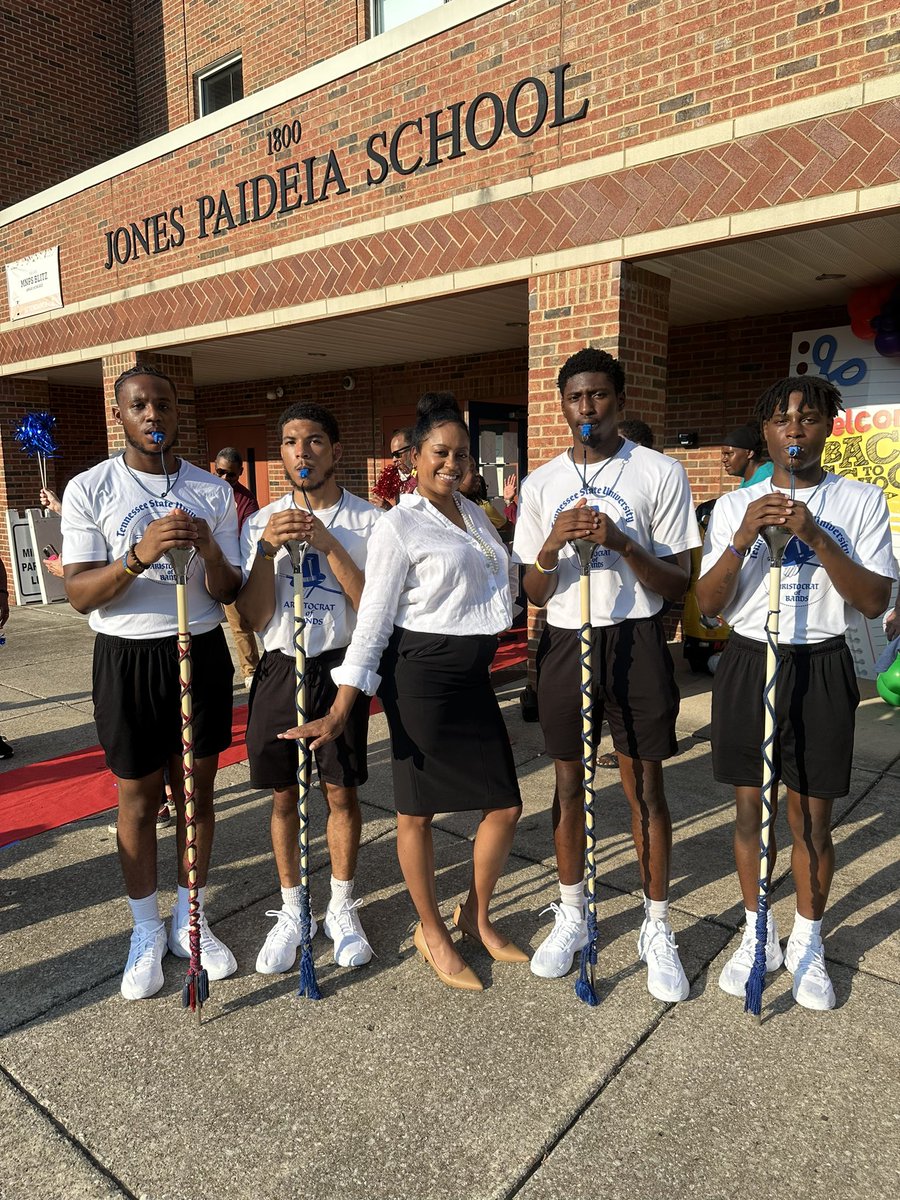 drtesiadwilson's tweet photo. Not much…just the current AOB drum majors with an old school Sophisticated Lady as we kicked off the first day of school @JonesPaideia 💃🏽Thank you for joining us @tsuaristocrats @AOBdrprof #PerformingArtsElementary #NorthNashville #BETonJones 💙💙💙 #AOB #TSU #AVIDelem #MNPS https://t.co/cHvC6yWR2C