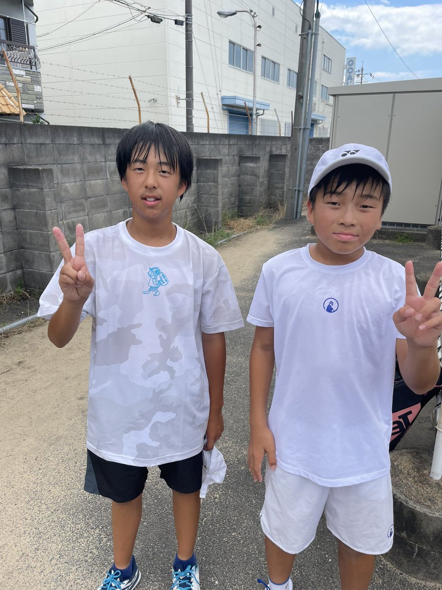 yunkorokonkoro's tweet photo. 池村杯シングルスU13
こんころ
1R6-1
2R1-6
2Rではひなコロパイセンにボッコボコにやられました😅
一歩でも近づけるように頑張るぞー😤
対戦ありがとうございました😁
#池村杯サマージュニア
#テニス好き
#ジュニアテニス
#ガチンコ道場破りチャンネル
#yonex
#ヨネックステニス
#polytourpro https://t.co/R07HBDD5kO