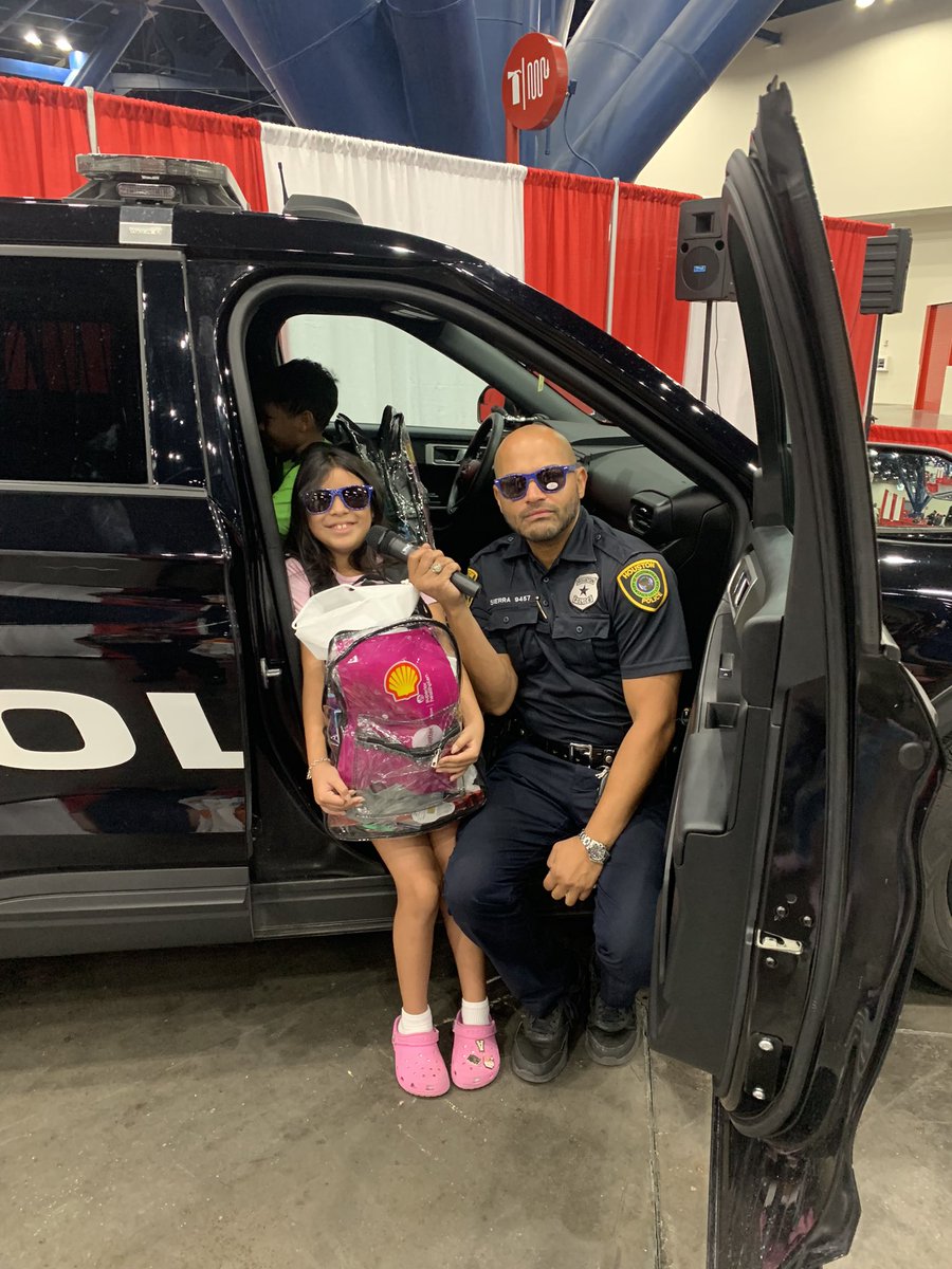 PUBLICAFFAIRCOP's tweet image. Let’s go 🎓🎓🎓🎓🎓🚌🚌🚌 Two weeks later 👮🏽‍♀️👮🏽‍♀️👮🏽‍♀️20k + backpacks and school supplies later !! We are ready for tomorrow 💙💙💙 @TeamHISD @houstonpolice #safestart
