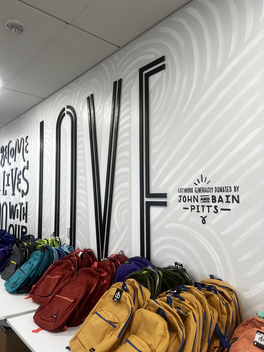 PUBLICAFFAIRCOP's tweet image. Let’s go 🎓🎓🎓🎓🎓🚌🚌🚌 Two weeks later 👮🏽‍♀️👮🏽‍♀️👮🏽‍♀️20k + backpacks and school supplies later !! We are ready for tomorrow 💙💙💙 @TeamHISD @houstonpolice #safestart