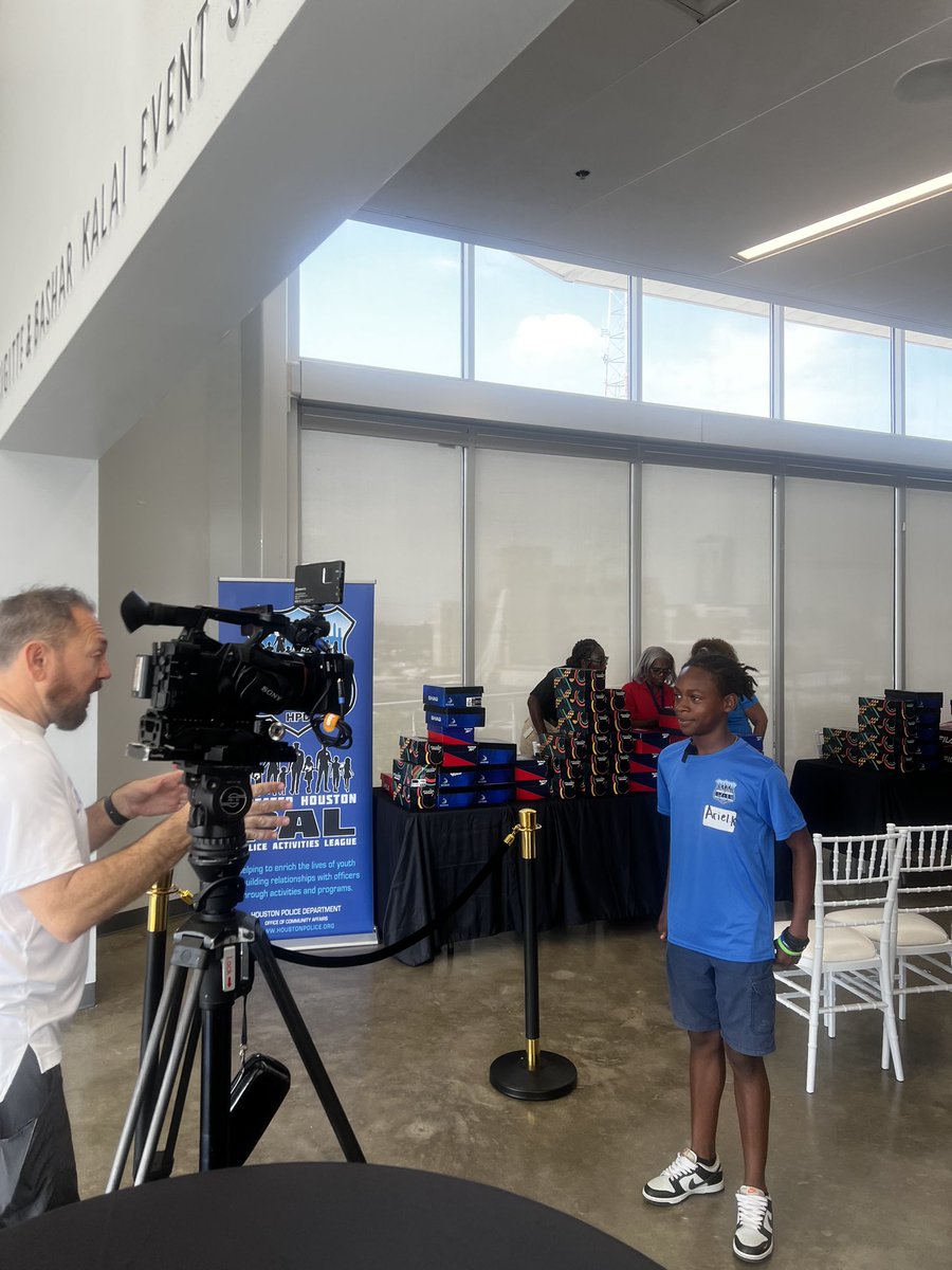 PUBLICAFFAIRCOP's tweet image. Let’s go 🎓🎓🎓🎓🎓🚌🚌🚌 Two weeks later 👮🏽‍♀️👮🏽‍♀️👮🏽‍♀️20k + backpacks and school supplies later !! We are ready for tomorrow 💙💙💙 @TeamHISD @houstonpolice #safestart