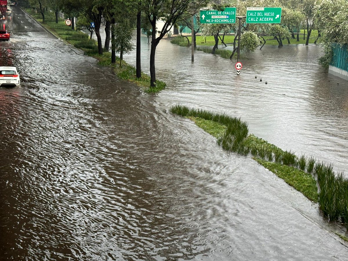 87punto3's tweet photo. #CDMX 🔴 | La #lluvia de esta tarde deja la inundación en Viaducto Tlalpan y Periférico Sur en #Tlalpan. 🌊⚠️

🤳 @tavojeda5 | #87Punto3 📻🚩  https://t.co/TAQtOtM3wB