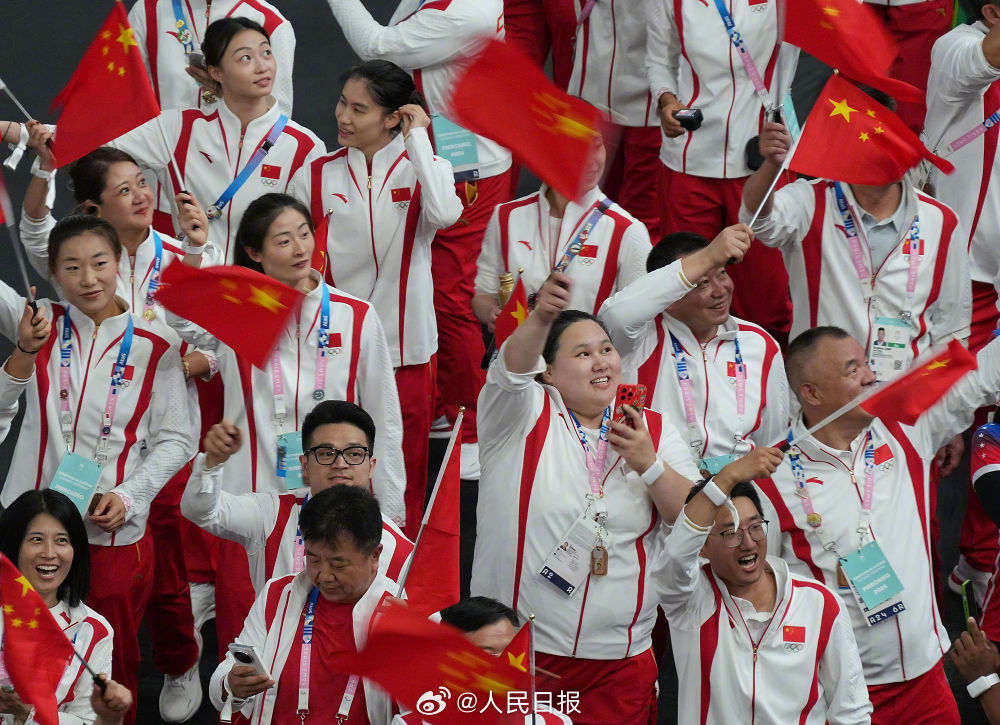 PDChinese's tweet photo. 【巴黎奧運會閉幕 中國體育代表團取得境外參賽歷史最好成績】北京時間8月12日凌晨，2024年巴黎奧運會閉幕式在法蘭西體育場舉行。隨著奧運會主火炬緩緩熄滅，巴黎奧運會正式閉幕。

本屆奧運會中國體育代表團參賽運動員404人，共參加了30個大項42個分項232個小項的比賽，在11個大項14個分項上獲得40金27銀24銅，共91枚獎牌，取得了中國自1984年全面參加夏季奧運會以來境外參賽歷史最好成績。