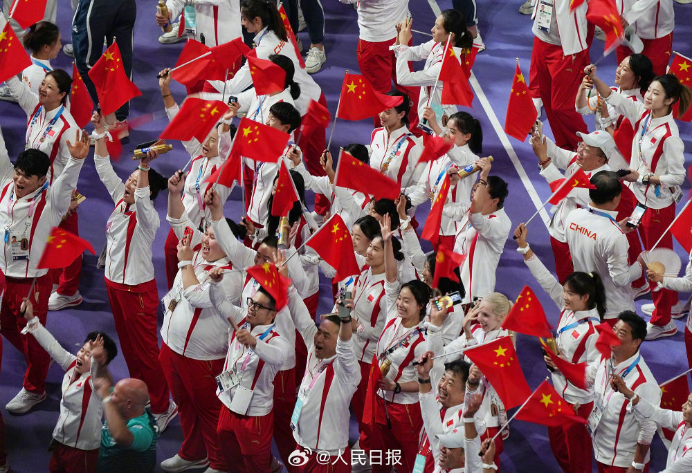 PDChinese's tweet photo. 【巴黎奧運會閉幕 中國體育代表團取得境外參賽歷史最好成績】北京時間8月12日凌晨，2024年巴黎奧運會閉幕式在法蘭西體育場舉行。隨著奧運會主火炬緩緩熄滅，巴黎奧運會正式閉幕。

本屆奧運會中國體育代表團參賽運動員404人，共參加了30個大項42個分項232個小項的比賽，在11個大項14個分項上獲得40金27銀24銅，共91枚獎牌，取得了中國自1984年全面參加夏季奧運會以來境外參賽歷史最好成績。