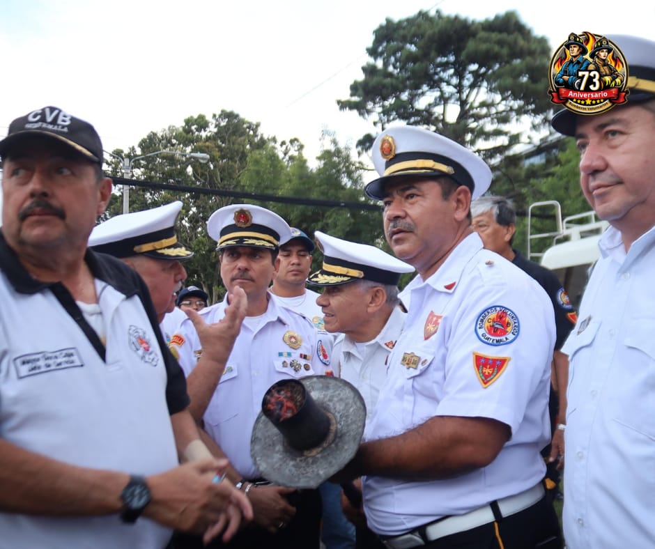 El Primer Comandante, Mayor Giovanni Cordon, da inicio a la antorcha del 73 aniversario. Dónde Bombreros, recorren las calles poniendo el alma y el corazón.  #73añosCVB.