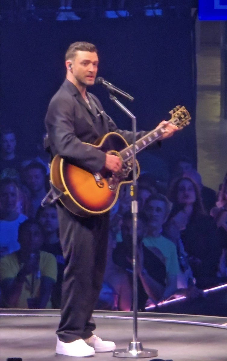 FIJI1983's tweet photo. Such a special night! Our sons first ever concert! Amazing show! Justin Timberlake was outstanding as always! #ForgetTomorrowTour @jtimberlake https://t.co/gxEbWty1V0