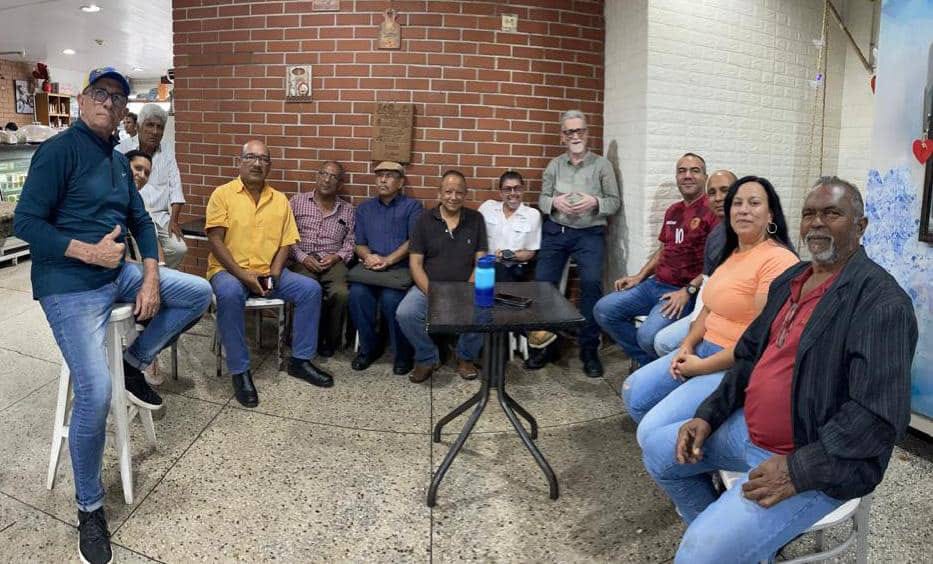 ChuoTorrealba's tweet photo. MOVIMIENTO "GUAYANA LIBRE" EXIGE LIBERTAD DE AMÉRICO DE GRAZIA Y CARLOS CHANCELLOR E INSISTE EN ACUERDO POLÍTICO PARA LA TRANSICIÓN
 
El comité ejecutivo de Guaya Libre (GL), rechaza todo tipo violencia en el devenir político venezolano, al tiempo que recordó que desde su nacimiento en el año 2021, "hemos sido propulsores de la superación de la abstención como política, y en la necesidad de retomar el valor del voto como instrumento de paz y democracia en la solución de nuestras diferencias".

Así lo dió a conocer el Prof. Aquiles Salazar, coordinador general regional de GL. "Nuestro ADN es democrático, por lo que rechazamos en su tiempo, el intento de golpe de estado contra el presidente Carlos Andrés Pérez, como también rechazamos los intentos violentos de corregir los errores de la administración del presidente Chávez. Rechazamos igualmente el asalto violento a la AN-2015 por colectivos armados; pero también, rechazamos categóricamente la detención arbitraria de nuestro líder nacional Américo de Grazia y Carlos Chancellor.

Argumentó el dirigente de GL que ni Américo De Grazia ni ningún dirigente de esta plataforma política participaron en actos violentos el 29J, ni días subsiguientes "pero si protestamos pacíficamente ante el intento de imponer un resultado contrario al expresado por el poder popular originario el 28J".

"Solicitamos la libertad inmediata para Américo De Grazia, Carlos Chancellor, Juan Gámez y los 10 presos políticos del estado Bolívar desde hace más de 4 años. También, reclamamos la libertad inmediata para Freddy Superlano, William Dávila, Roscio San Miguel y más de mil dirigentes populares mujeres, adultos y menores de edad en las cárceles del país", hizo esa esa enérgica petición el Prof. Aquiles Salazar.

Para cerrar, el comité ejecutivo de GL invita a los guayaneses y a los venezolanos en general  a no perder las esperanzas del triunfo logrado. "Les invitamos a acompañar cívicamente y sin violencias a realizar los reclamos pertinentes para que la voluntad del poder originario expresado el 28J, se cumpla y respete", concluyó.
