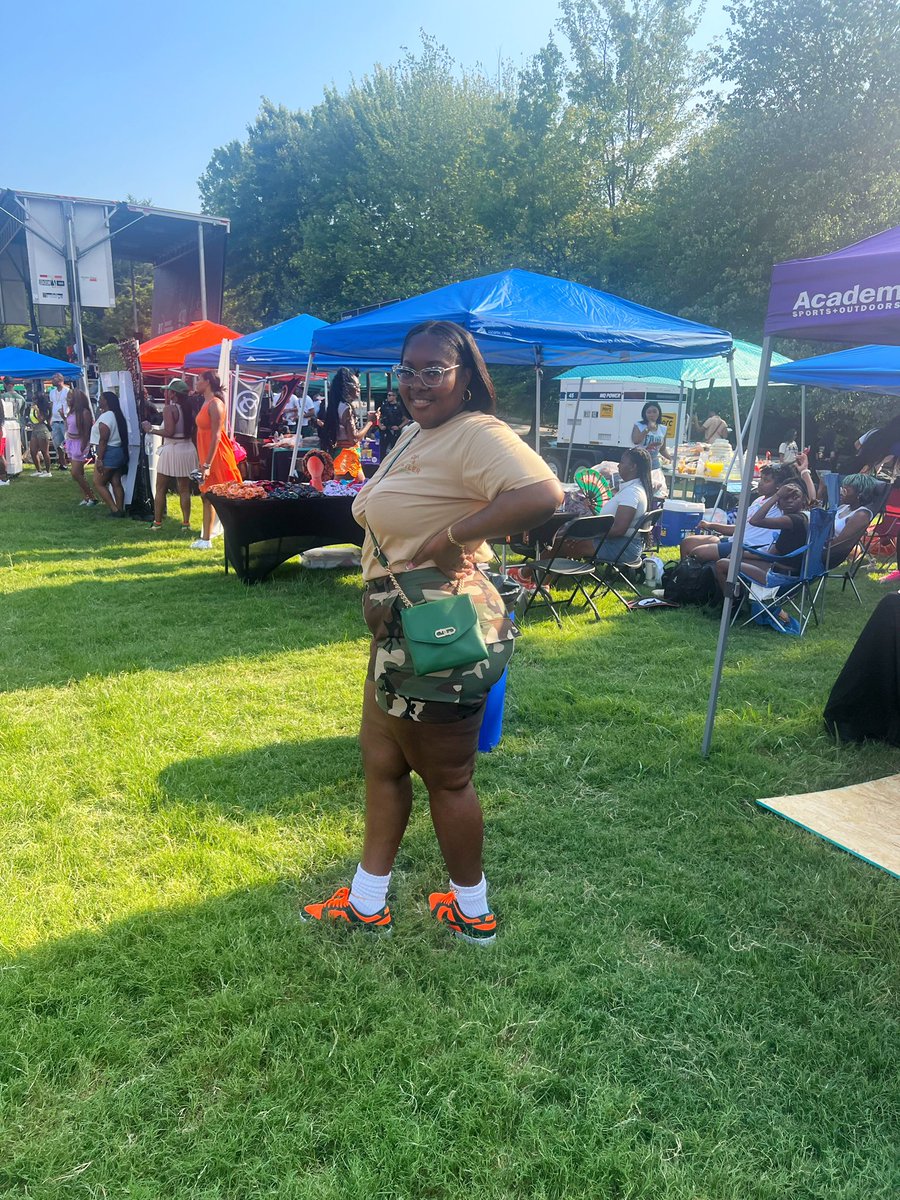 iMSewKodak's tweet photo. A Rattler Girl 💚🧡🐍 https://t.co/WrBzDpqpeq