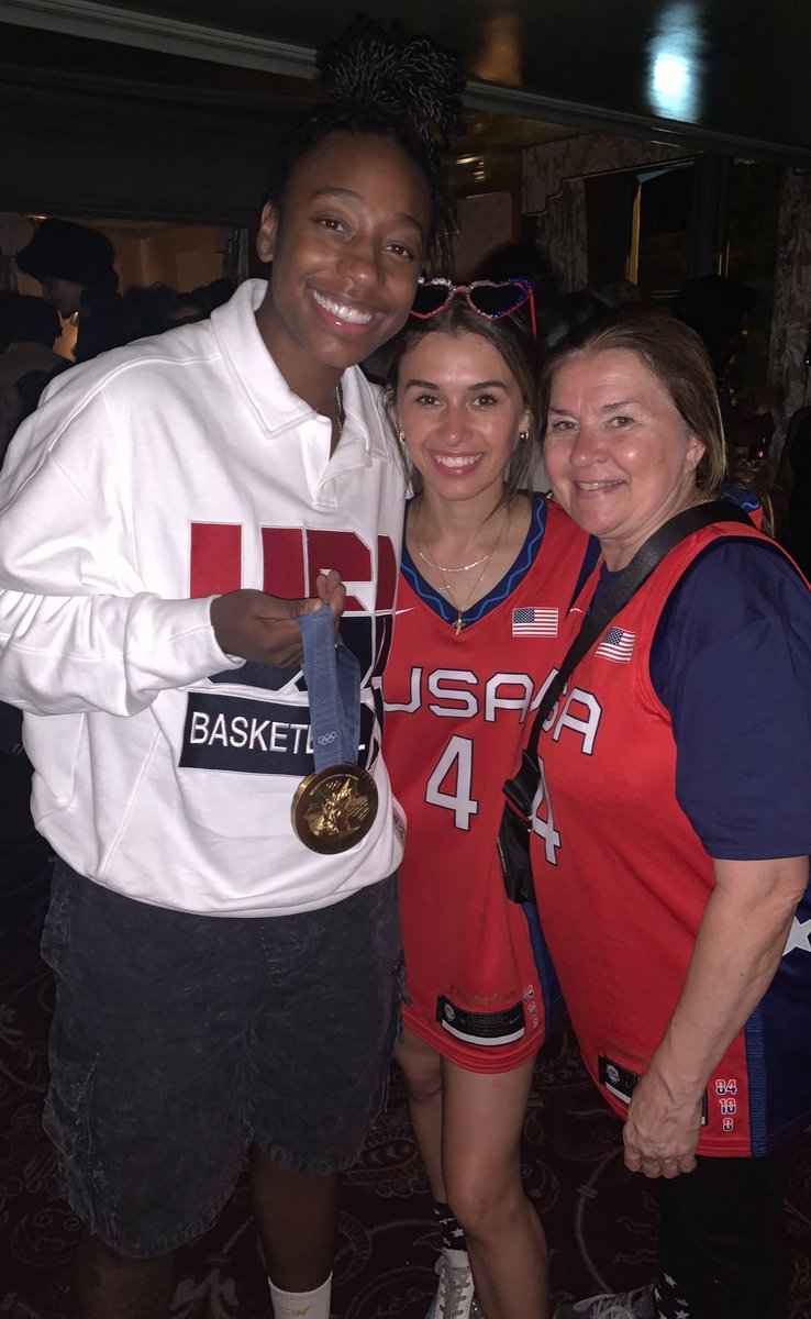 lincolnwoodsd74's tweet photo. Huge congrats to SD74 alumna @jewellloyd for winning her 2nd Olympic GOLD at the #ParisOlympics with her @usabasketball teammates!🥇🏀🏆

Jewell is pictured here w/Ms. Arleen LaRosa, Rutledge Hall secretary, and her daughter Samantha, Lincoln Hall Class of 2006.

📷: Ms. LaRosa https://t.co/iZzhaFUpR0