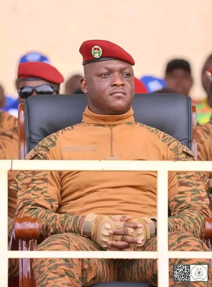 PostHaitian's tweet photo. Ibrahim Traoré nan yon konferans pou laprès nan peyil boukinafaso fè konnen ke, loksidan ap menase 'l e menm rive fe'l konnen ke sil pa poze'l lavi'l ap pase menm jan ak ansyen prezidan Ayisyen an Jovenel Moise.
#HaitianPost https://t.co/w4ni2Ppz17