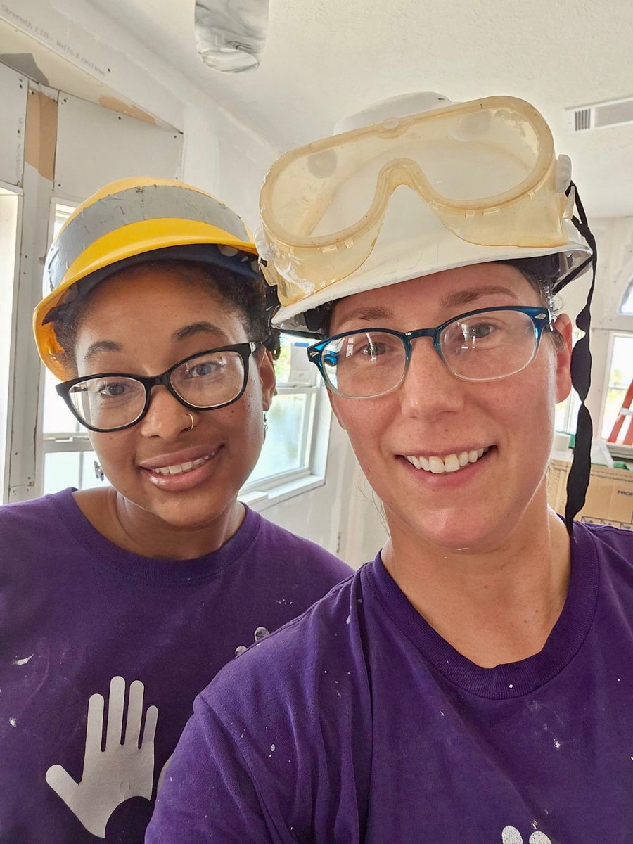 Authentic_Natie's tweet photo. I’ve had the privilege to work with some of the hardest working people I know! I learned so much and made new incredible friendships! They saw the best in me and pushed me to reach my full potential! The best part is that it was all for a really good cause! #hurricaneian #AllHandsandHearts 💜 #thankyou 💜