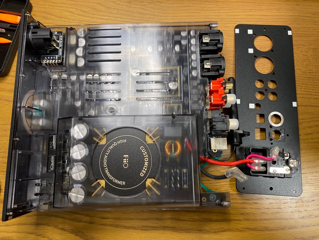 manotch101's tweet image. FiiO K7分解レポート2.

例の基板に取り付けられているプラスチック成型品についてK7とK9AKMを比較してみました。K9AKMが透明でK7は黒の不透明でした。

K7は中身を見せる機会はないと考えていたのでしょうか。部品が見えないので個人的には残念

#FiiOK7