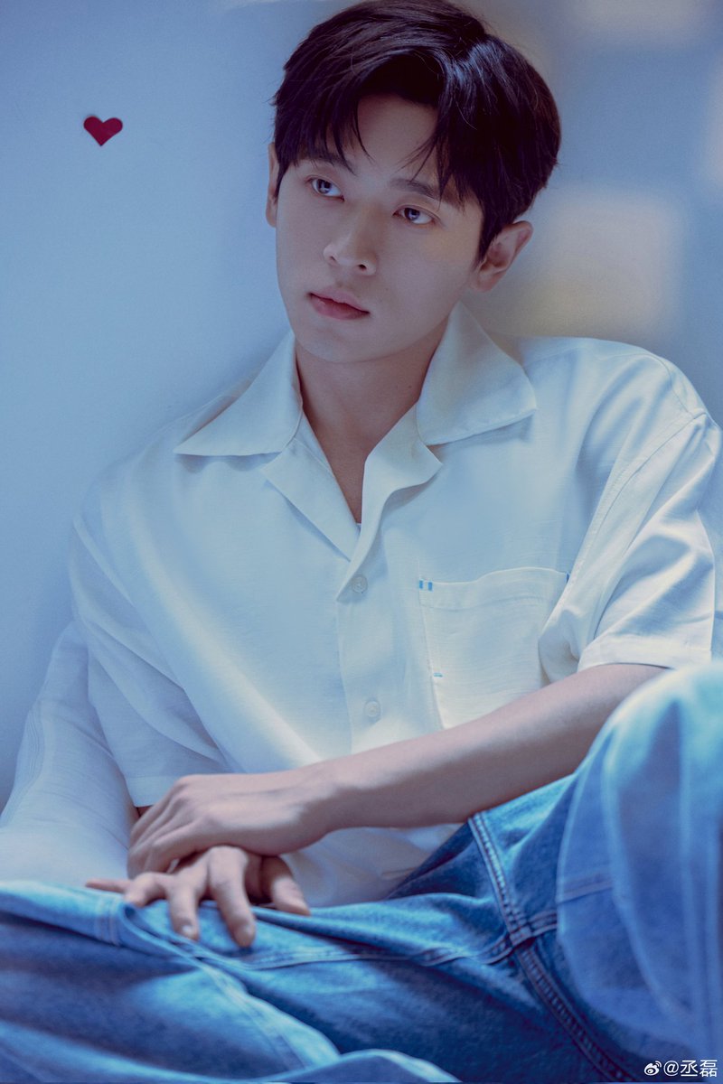 #ฟิคจรอนันต์

มันเป็นเพียงเรื่องบังเอิญหรือว่ามีใครจงใจกันนะ

พวกเขาถึงได้พบกับอีกครั้งในงานเลี้ยงรุ่นที่ปนกันมั่วแบบนี้

"สวัสดี" เสียงคุ้นเคยเอ่ยทักจนคนฟังลมหายใจสะดุด

"สวัสดีครับ รุ่นพี่" คนเด็กกว่าพยายามฝืนยิ้มทักทายให้เป็นปกติที่สุด

ก็ตอนนี้พวกเราไม่ได้เป็นอะไรกันแล้วนี่