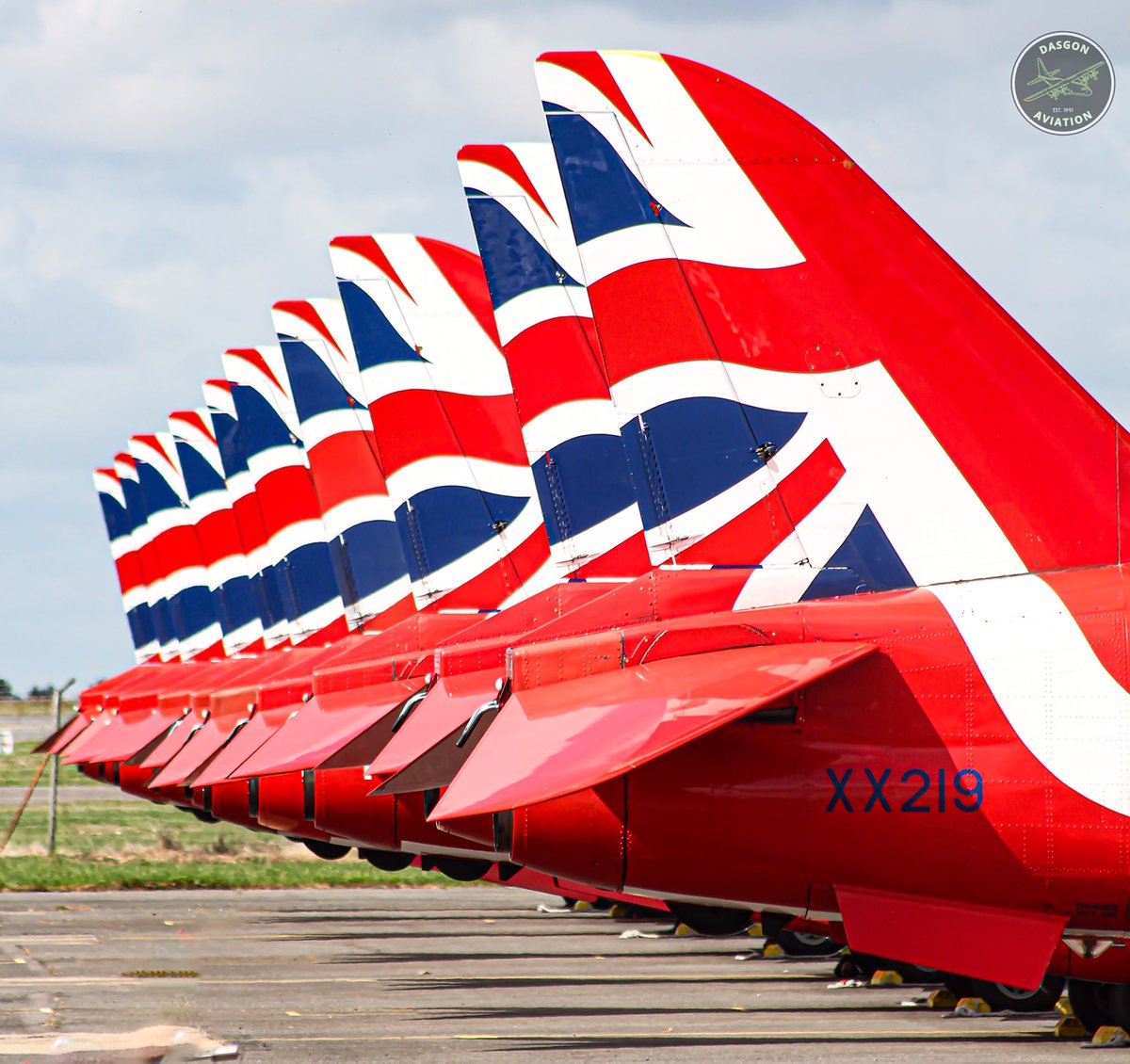 dasgonaviation's tweet photo. Symetric tails of the @rafredarrows at Avord Air Base🇬🇧
@Spottersbcn
#aviation #spotting #Avord #RoyalAirForce #RedArrows https://t.co/eb86Enscv2