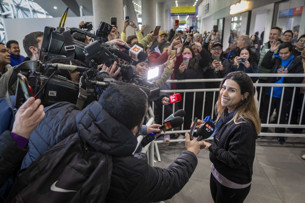 Hoy estuvimos en el Aeropuerto de Santiago para recibir a la gran <a href="/Francrovetto/">Francisca Crovetto</a> , medallista olímpica de #París2024. Fuimos testigos de un emotivo momento, al bajar del avión, Fran mostró con orgullo su medalla de oro a su padre, quien la esperaba con gran emoción.

📸 <a href="/crsotoq/">crsotoq</a>