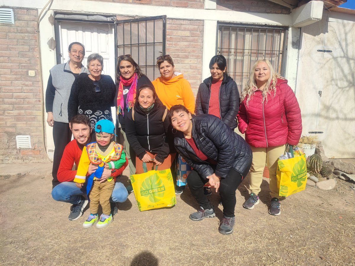 Comenzamos con los Festejos del DIA DE LA NIÑEZ.. Les llevamos un pequeño presente a los pequeños de La Pega. Gracias por recibirnos 🤗.. y Gracias al pequeño Kily por ser nuestro más bello payaso🤩