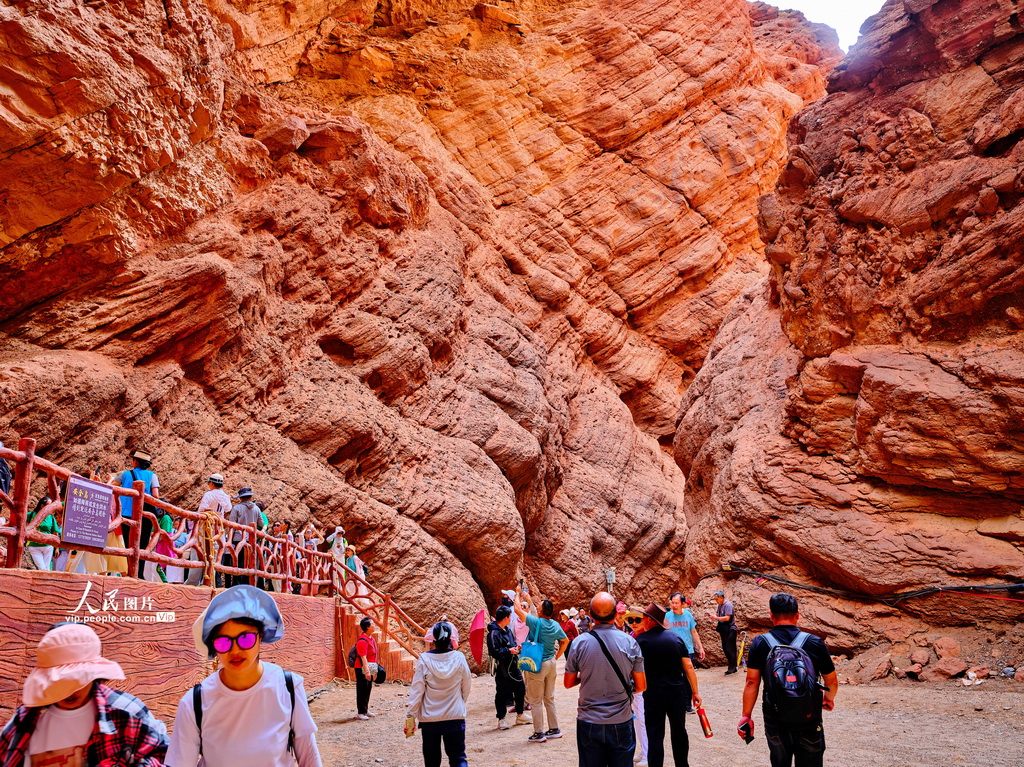 PDChina's tweet photo. Inviting tourists to an earthy wonder, the red-hued grand canyon in northwest China's Kuche is a stunning piece carved by nature over millions of years. #TravelinChina https://t.co/uOzlGO4paz