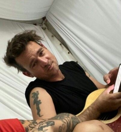 Pensé que era el indicado porque cumple años el 4 de noviembre.

Chano: No metas a mi padre muerto en esto.
