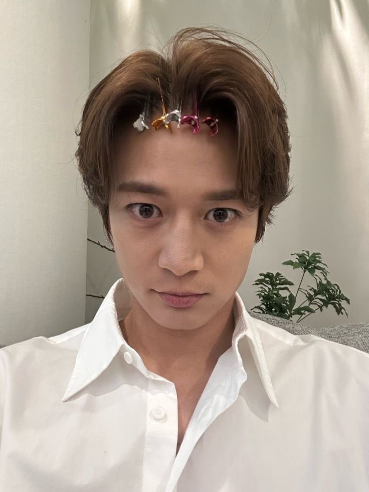 EU01AEL's tweet photo. Feliz dia dos pais pro pai que me deixa passar lip balm rosinha nele, me deixa colocar presilhas depois dele pintar o cabelo e sempre me deu o mundo e tudo mais. Eu te amo, pai, prometo pegar gelo com o senhor quando eu for aí 🩵 https://t.co/lWTd2eCVif