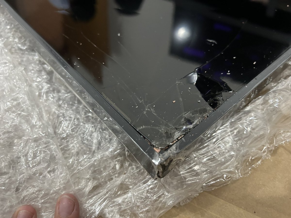 MontseGuzman's tweet photo. @Profeco hace una semana envié una pantalla usando los servicios de @estafeta y llegó hecha pedazos, aunque venía muy bien empacada, incluyendo maderas de protección le pusieron cajas encima y rompieron toda la pantalla, Estafeta no se está haciendo responsable! https://t.co/LqeO81QlFA