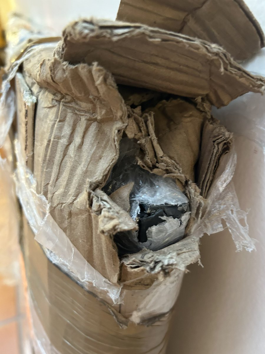 MontseGuzman's tweet photo. @Profeco hace una semana envié una pantalla usando los servicios de @estafeta y llegó hecha pedazos, aunque venía muy bien empacada, incluyendo maderas de protección le pusieron cajas encima y rompieron toda la pantalla, Estafeta no se está haciendo responsable! https://t.co/LqeO81QlFA