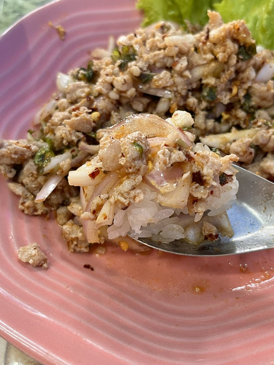 kazhilaga's tweet image. 昨夜はごはん食べ忘れ😅ならば朝はガッツリ行こか🤔とゆーわけで #CoconutShell へ😃大好物のラープにマッサマン #カレー をもち米で😄!
香草効いた挽肉サラダともち米の相性は最高😋✨マッサマンも程よい辛さで鶏肉ごろごろ食べ応えあり😮‍💨
よっしゃハノイ向かうか🤨
#旅 #旅メシ #タイ料理 #朝ごはん