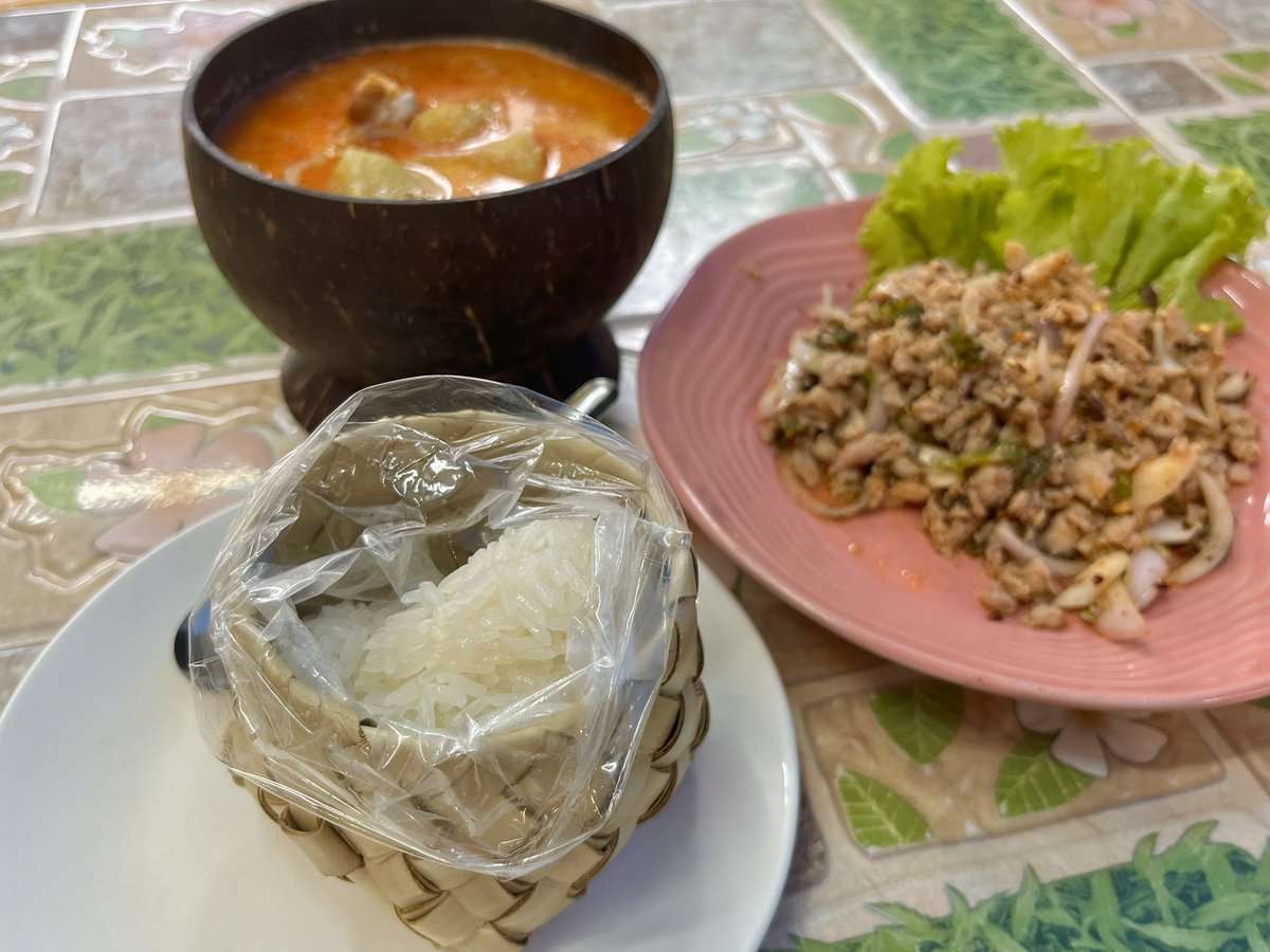 kazhilaga's tweet image. 昨夜はごはん食べ忘れ😅ならば朝はガッツリ行こか🤔とゆーわけで #CoconutShell へ😃大好物のラープにマッサマン #カレー をもち米で😄!
香草効いた挽肉サラダともち米の相性は最高😋✨マッサマンも程よい辛さで鶏肉ごろごろ食べ応えあり😮‍💨
よっしゃハノイ向かうか🤨
#旅 #旅メシ #タイ料理 #朝ごはん
