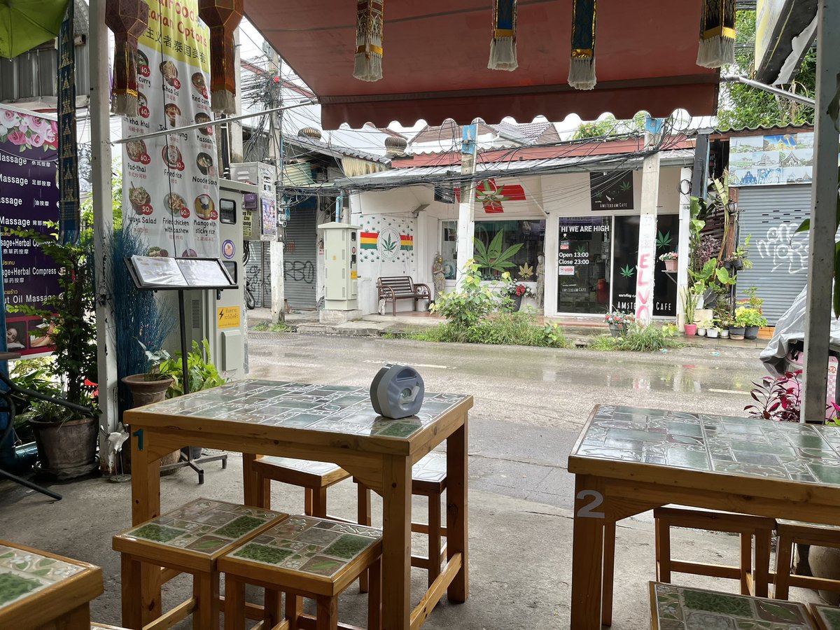 kazhilaga's tweet image. 昨夜はごはん食べ忘れ😅ならば朝はガッツリ行こか🤔とゆーわけで #CoconutShell へ😃大好物のラープにマッサマン #カレー をもち米で😄!
香草効いた挽肉サラダともち米の相性は最高😋✨マッサマンも程よい辛さで鶏肉ごろごろ食べ応えあり😮‍💨
よっしゃハノイ向かうか🤨
#旅 #旅メシ #タイ料理 #朝ごはん