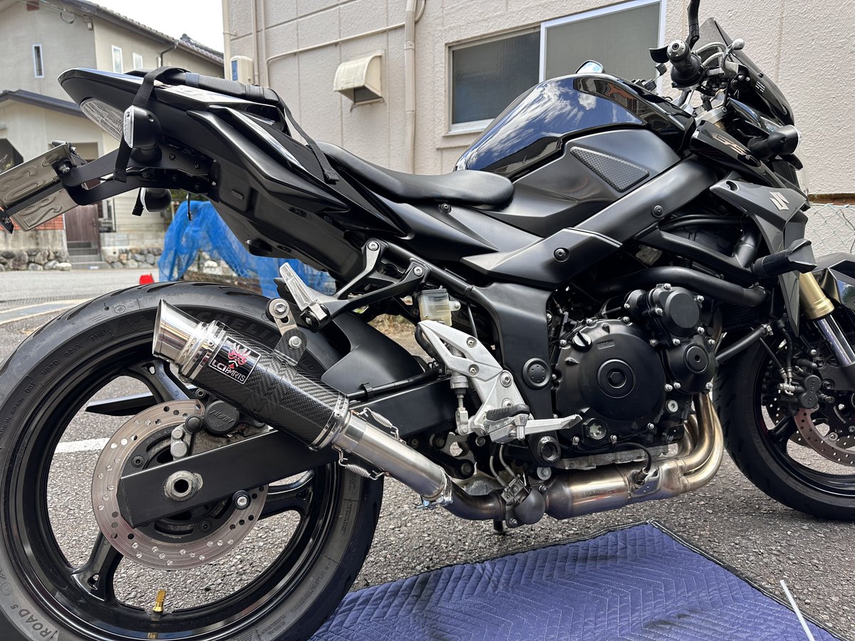 xx8xc_j's tweet photo. とりあえず
マフラー交換終了‼️
音聞きたくて一瞬イグニッションONにしたら…

アカン‼️
マンションの爺様たちから苦情来るレベチな音でありんした( ˙꒳​˙  )

脳汁出すのはもう少し離れた場所で音だしてからやな☝️

 #GSR750 
 #LCIPARTS 
 #カーボンショートマフラー https://t.co/D1JIIiMyFb