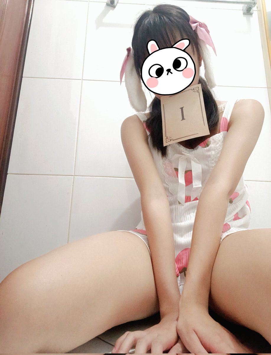 5likespcc's tweet photo. 8/11 @16fnzoo &amp; @LIMER_BDSM 合辦的奴隸拍賣會，等待時間裡阿璃姐姐一直超壞的電偶🥹，膽子小+怕電，整個場地都充斥著我的慘叫聲⁄⁠(⁠⁄⁠ ⁠⁄⁠•⁠⁄⁠-⁠⁄⁠•⁠⁄⁠ ⁠⁄⁠)⁠⁄，電電絕對是最怕項目，當天最快���的就是和很多漂亮姐姐貼貼，姐姐們都好香😚，謝謝主辦，最後9/8報名速速報起來 https://t.co/790MyDEopo