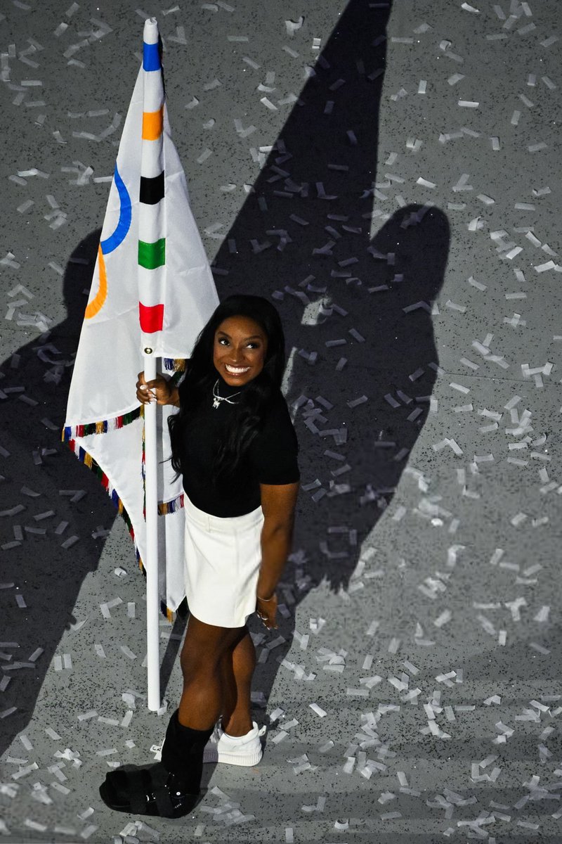 jadecareysdad's tweet photo. we really were like “aww she’s staying for the closing ceremonies” bitch she was the closing ceremony 😭😭😭 simone the icon legend STAR you are https://t.co/XlKy6tXCJw