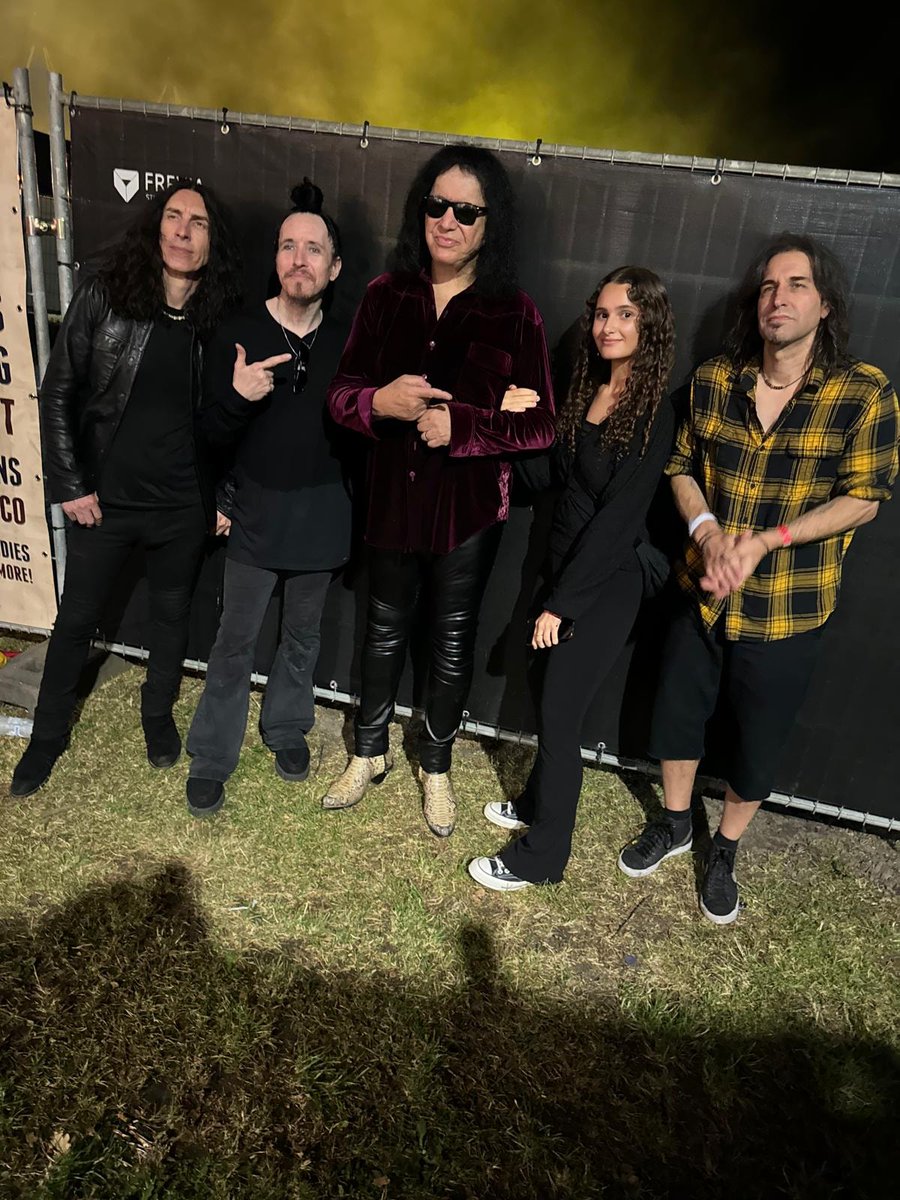 TheKissinTime's tweet photo. Meet &amp; Greet de Gene Simmons Band en el festival Nirwana Tuinfeest de Lierop, Netherlands🇳🇱

📸Marco Hartmann

#KISS #TheKissinTime #GeneSimmonsBand #Europe #GeneSimmons #Netherlands https://t.co/Ku8ZyAq6Om