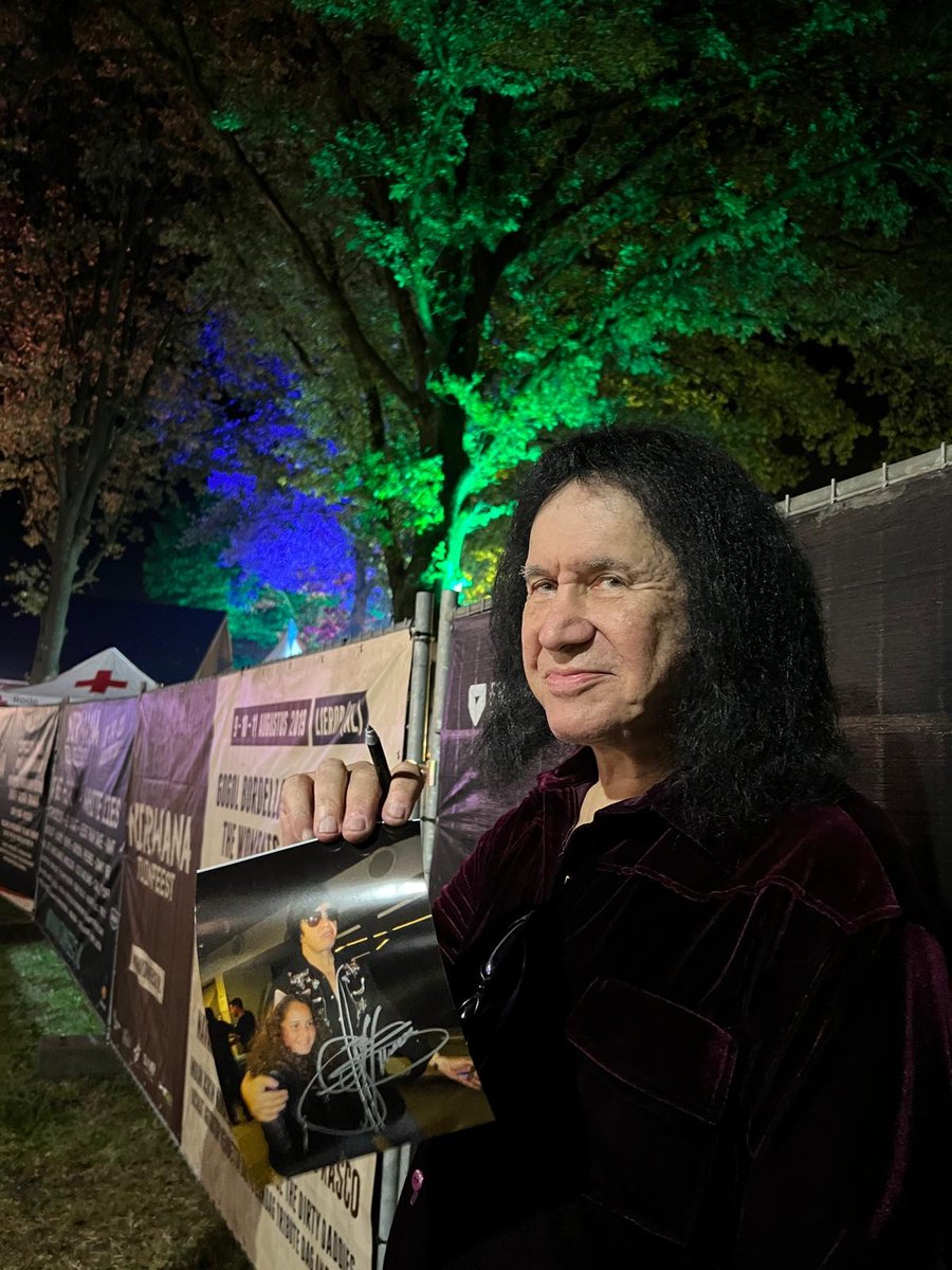 TheKissinTime's tweet photo. Meet &amp; Greet de Gene Simmons Band en el festival Nirwana Tuinfeest de Lierop, Netherlands🇳🇱

📸Marco Hartmann

#KISS #TheKissinTime #GeneSimmonsBand #Europe #GeneSimmons #Netherlands https://t.co/Ku8ZyAq6Om
