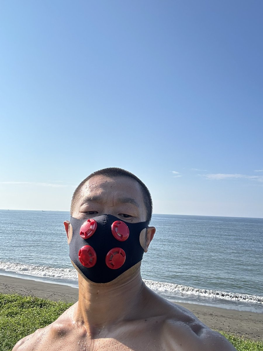 makoto88mkmrr's tweet photo. 休みの日は走る‼️
#ReBNACLUB #レブナマスク #湘南 #ABAND #日焼けラン #海 #湘南 #ベアフットラン https://t.co/SlkcLPLgOZ