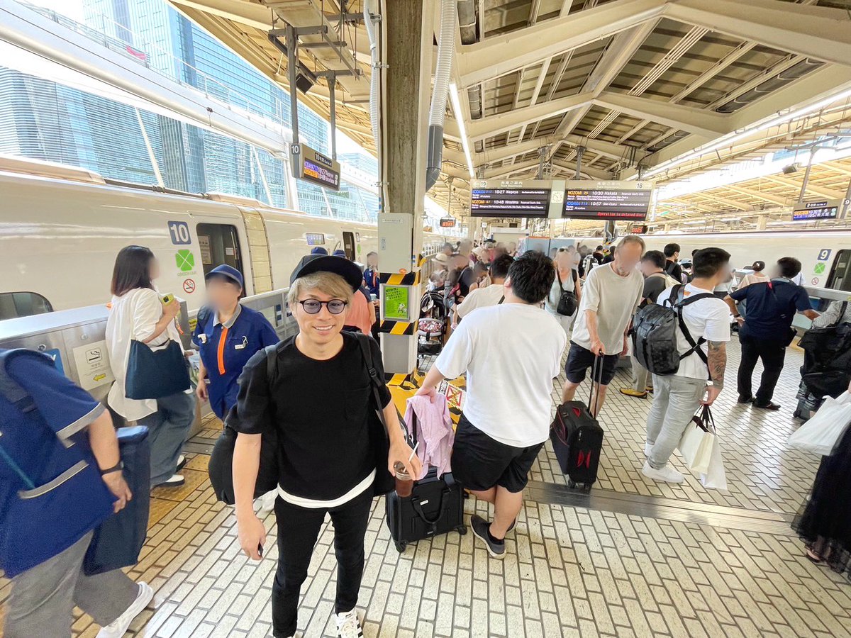 atsushiTSK's tweet photo. 東京駅にて…体感では写真の３倍は混み合ってます。これから三重県四日市市に向かいます✨ https://t.co/mcCdqHfI8B