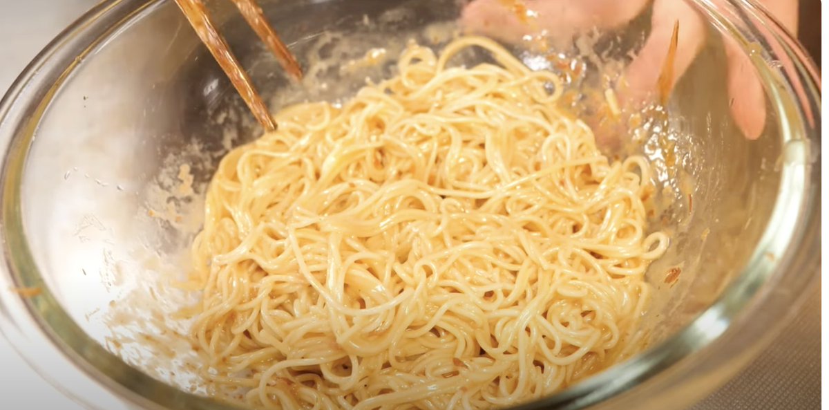 cheap_yummy's tweet photo. 今年の夏も、そうめんを油そば化しませんか？

醤油小さじ2、オイスターソース小さじ2、砂糖小さじ1/2、マヨネーズ小さじ1/2、ごま油大さじ1

を茹でて流水でぬめりを取ったそうめんと混ぜて完成！

旨すぎて無限に食べられます。 https://t.co/gCuprYLFZj