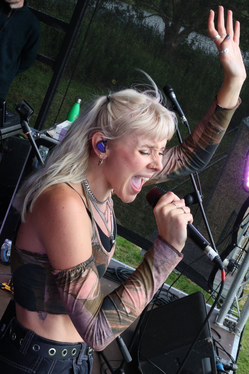 Well if this photo isn’t one of my all time faves! Thank you <a href="/its_darlajade/">Darla Jade</a> for that! PS Singing ain’t too shabby either 😉🎶🎤😎📸